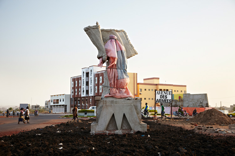 Le voile / The veil, Avenue des Armées, Sotuba, Bamako, 2011