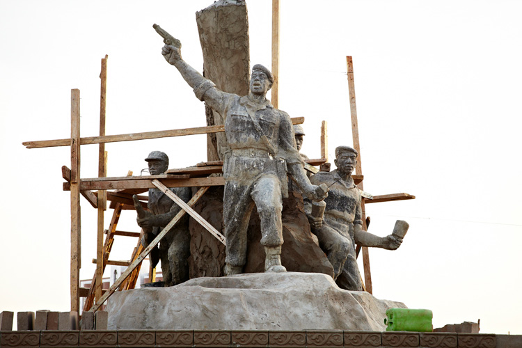 L'assaut / The assault, Avenue des Armées, Sotuba, Bamako, 2011