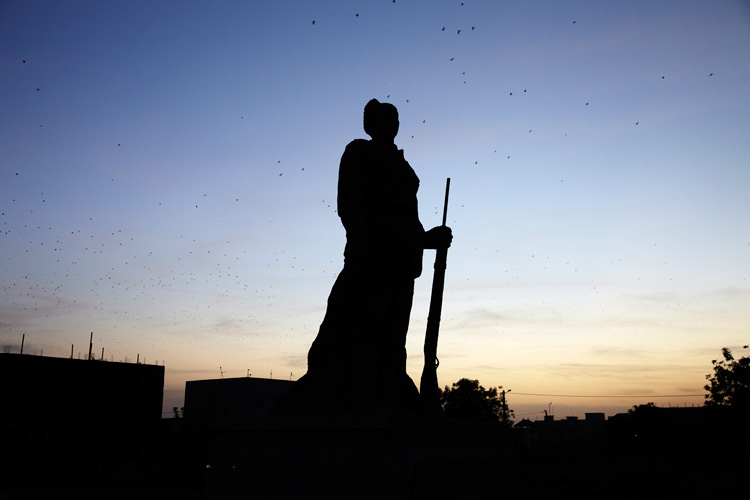 Chasseur traditionnel / Traditional hunter, Avenue des Armées, Sotuba, Bamako, 2011