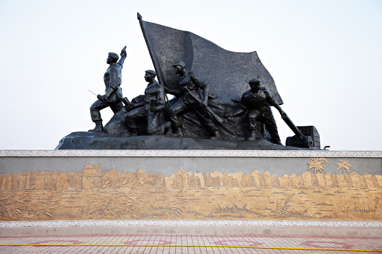 Groupe de combattants à l'assaut / Group of fighters attacking, Avenue des Armées, Sotuba, Bamako, 2012